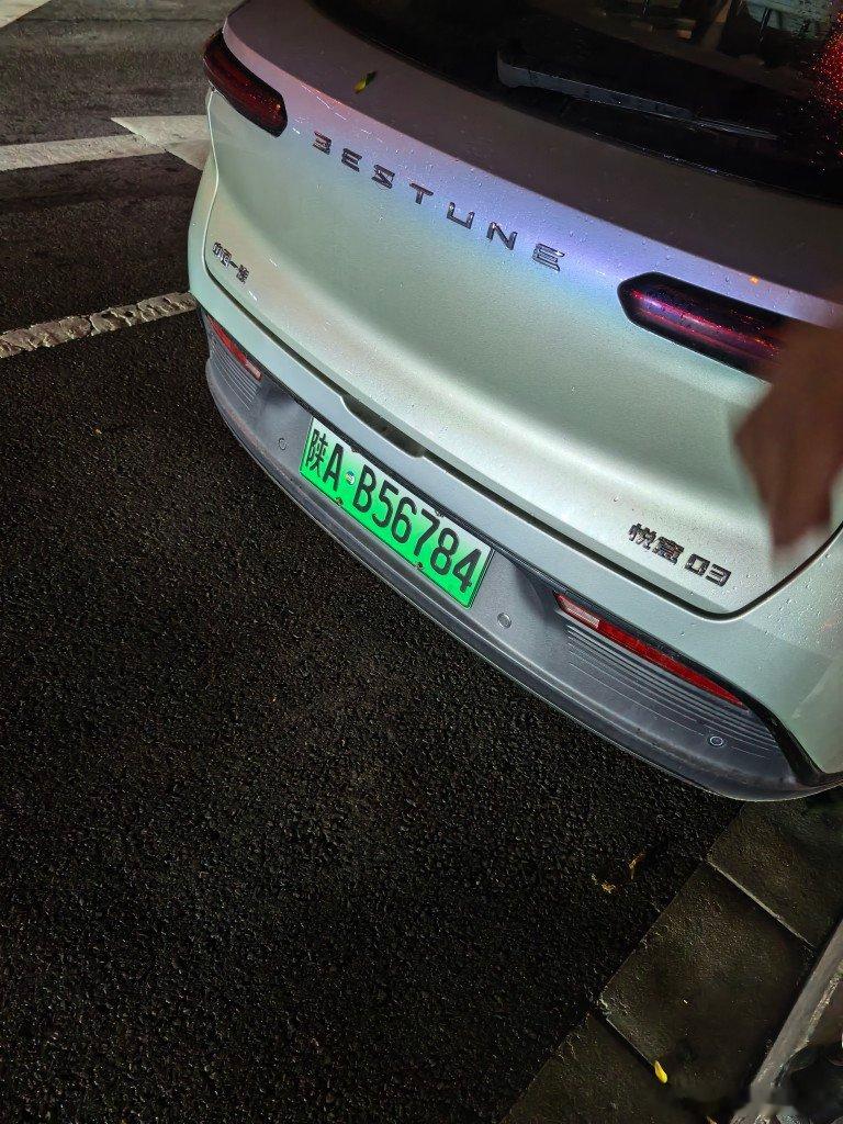 这次来西安，在大唐不夜城遇到了很没职业道德的出租车司机和黑车（网约车）司机，明明是空车，他让你扫他的二维码看看是不是新用户。据说新用户平台给钱，他们能挣40块钱。可问题是哪来那么多新用户呢。一看不是新用户，他们就让你下单网约车叫车，派单比较远等的时间比较长。当时娃急着回来，打的网约 ​