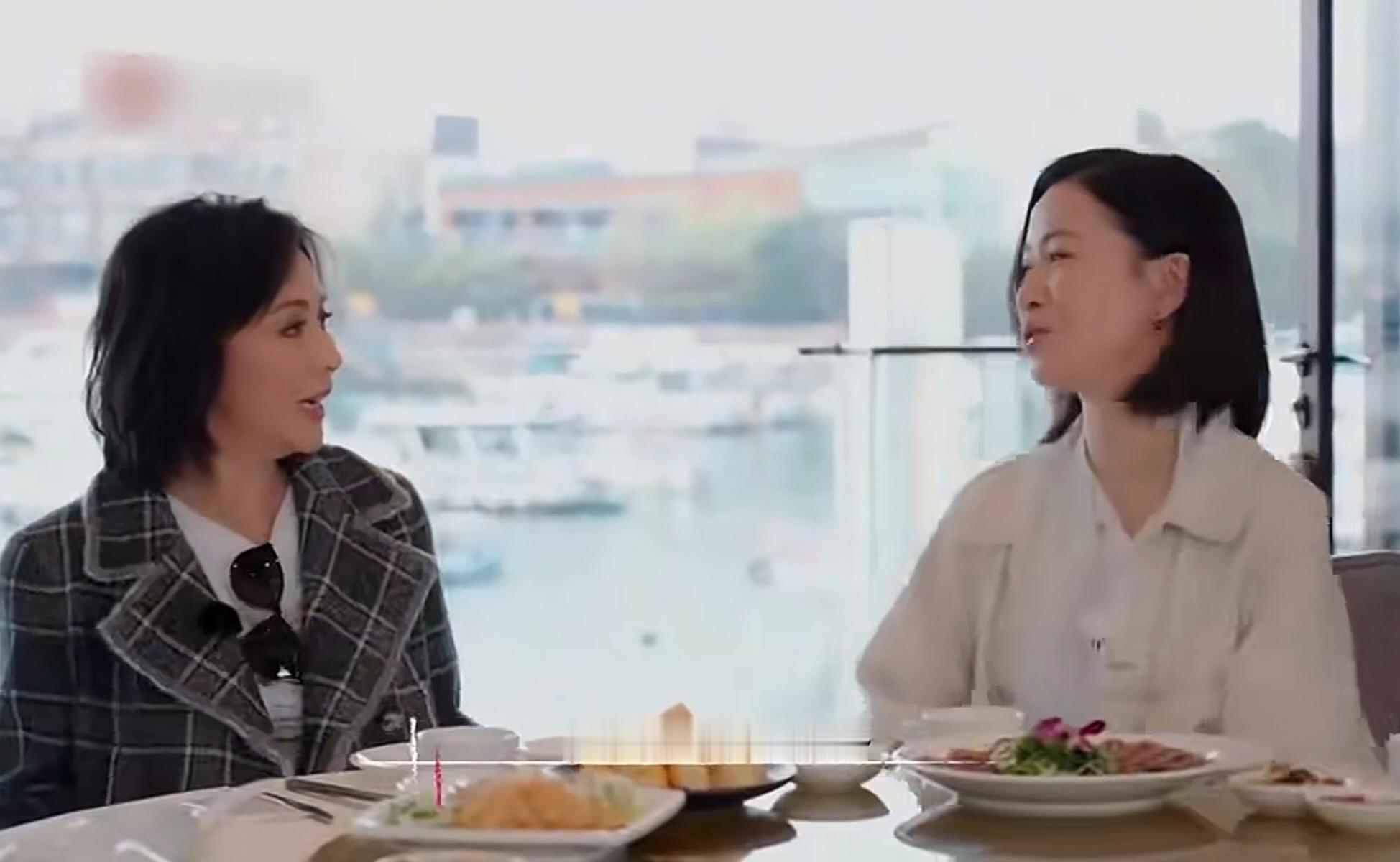 刘嘉玲问佘诗曼：“你在家里面有煮饭吗？”
 
佘诗曼笑着回答：“我妈煮得比较多，因为她很爱做饭。”
 
刘嘉玲当即羡慕感慨：“那你好幸福，每天都有靓汤，怪不得你的皮肤这么好。”
 
佘诗曼也很认同：“女孩子总是要爱自己，保养是非常重要。尤其我那么爱演戏，要好好补自己，保持住自己的状态才行。”


原