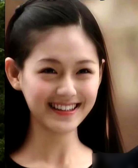 三个主演加起来快一百岁了，愣是演了一部校园纯情剧。2010年《泡沫之夏》开播，大S、黄晓明、何润东全在三十岁上下，弹幕里全是演的是小说人物中年吗。
造型被嘲土，剧组被说穷，黄晓明勾下巴那个动作更是被骂出圈。
但大S演的尹夏沫，愣是顶住了。冷漠、倔、不吭声，那种清冷劲儿跟角色严丝合缝。
当年琼瑶