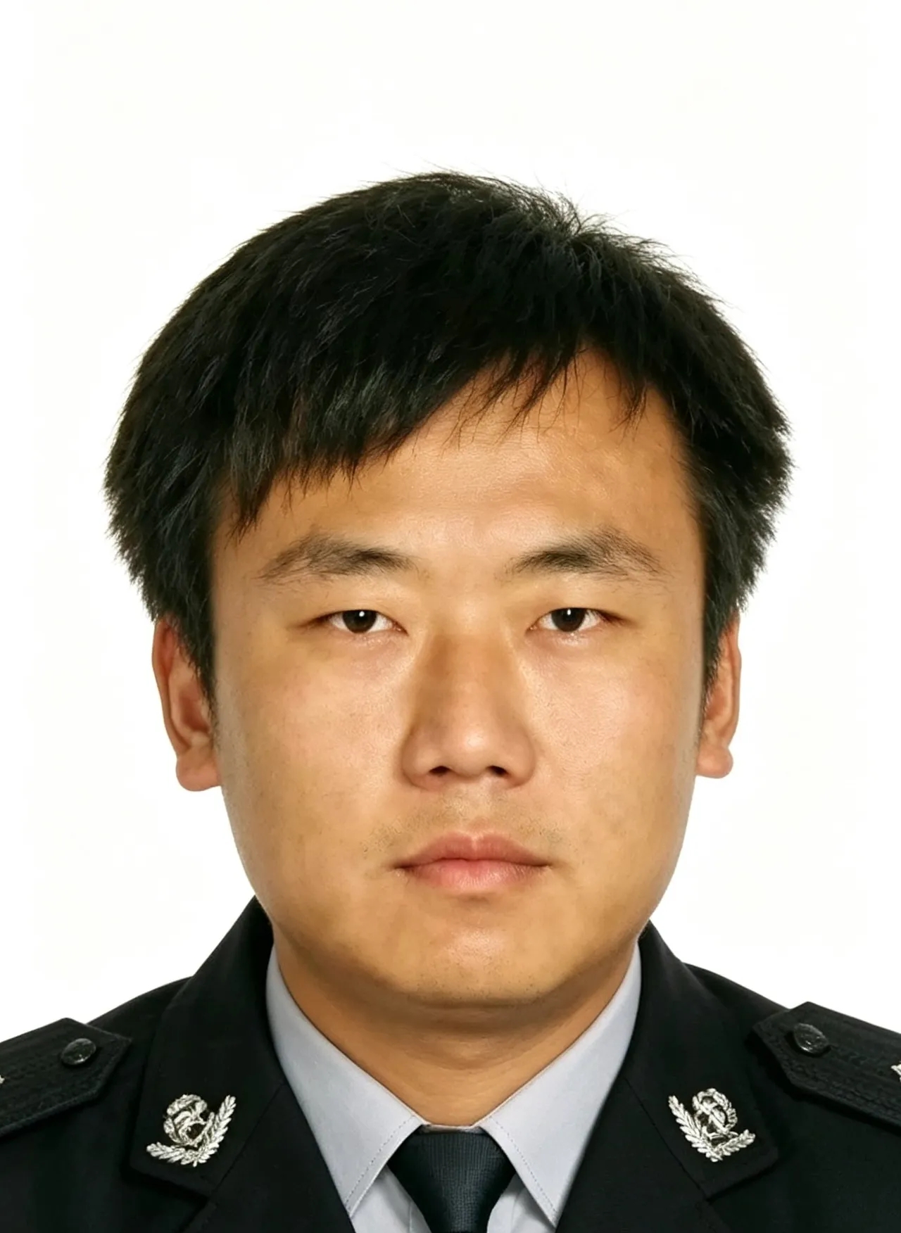 33岁民警倒在岗位上！在岗一月仅休3天，青春热血铸警魂
 
张乐，男，汉族，1984年5月出生，生前系陕西省泾阳县公安局兴隆派出所的副所长。
 
有多少人知道，这身藏蓝警服，从来都不止光鲜体面。
它背后是无尽的坚守、超负荷的忙碌，甚至是猝不及防的离别。
张乐的一生，短暂却滚烫，用33岁的青春，诠释了