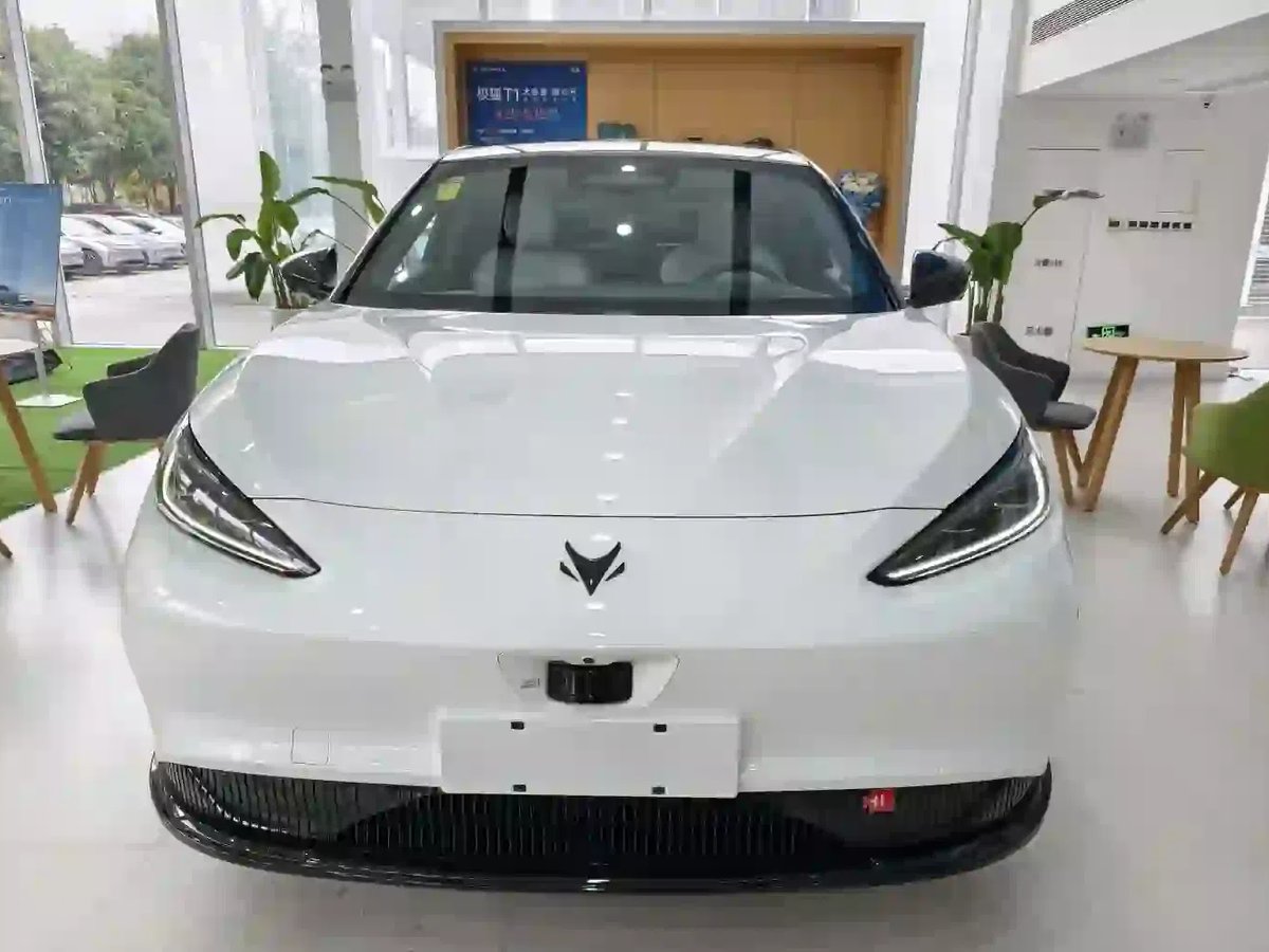 12万买激光雷达，极狐把价格打下来了，但有个账你得算清楚

10月23日，极狐阿尔法S5开卖，12.18万起，192线激光雷达全系标配。去年这配置，起步价都在20万以上。今年直接砍掉快一半。

三个版本，650 PLUS 12.18万，650 MAX 13.18万，750 MAX神行版14.48万。