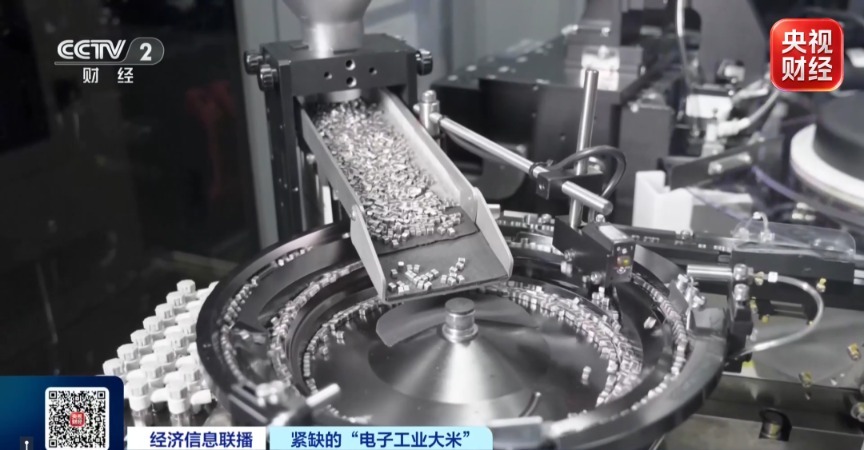 在AI算力浪潮的搅动下，“电子工业大米”——MLCC（多层陶瓷电容器）近来“量价齐升”，国内部分厂商AI高端规格订单已排至2027年第二季度。MLCC本轮涨价潮最先由海外龙头点燃。日本村田、太阳诱电、韩国三星电机相继发布涨价函，AI服务器所用高容量MLCC原厂涨幅普遍在15%—35%。而在深圳华强北现货市场 ​