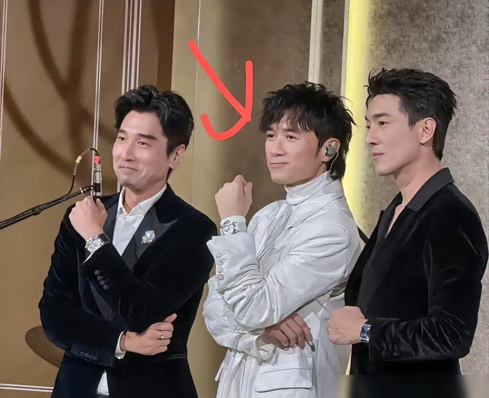 54岁古巨基同框赵又廷林更新，状态赢麻了！
9月4日品牌晚宴，三人共同出席活动，古巨基穿白外套登台表演，皮肤紧致得完全看不出年过半百。
赵又廷42岁，林更新才38岁，一个忙着宣传新剧，一个常年泡在片场，俩人状态本来不差，同框比下来居然输了。
这事一出直接冲上热搜，网友翻出去年偶遇古巨基的路透，