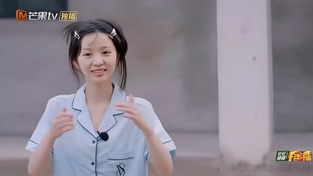 #很难在综艺上见到这么素的素颜#
田曦薇在综艺里一点偶像包袱都没，早上起床直接素颜出镜，睡衣造型随性。原相机怼脸无滤镜，皮肤通透细腻，圆眼梨涡自，灵气满满。在一众精致营业的嘉宾里很亮眼，这素颜状态好好啊 ​