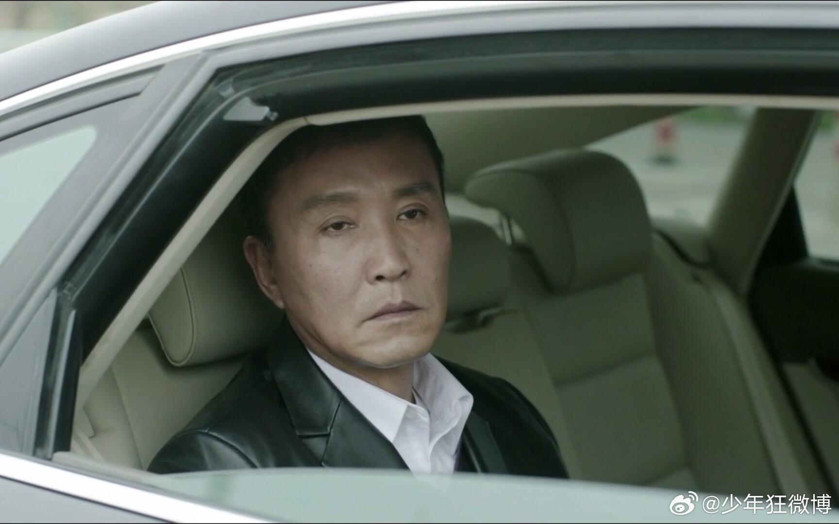 今天下班回来路上 在小区路口 那个位置比较窄  我刚要拐进去 里面先开车一辆MPV 然后我就在路口等他先开车来 到了出口的位置 正好有一个娘里娘气的男的 把共享单车搬到路中间 磨磨唧唧的扫起来 我估计捯饬手机至少有两分钟 他的后面自己我的后面都排了好几辆车 那个人依旧磨磨唧唧的在弄共享单车 我心 ​