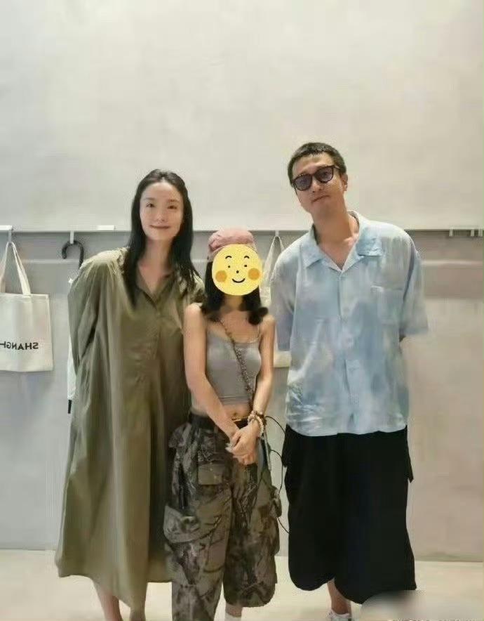 王传君身高一米八七，站他身旁的妻子齐溪174cm，相差13cm的两人看着竟然差不多高。 ​