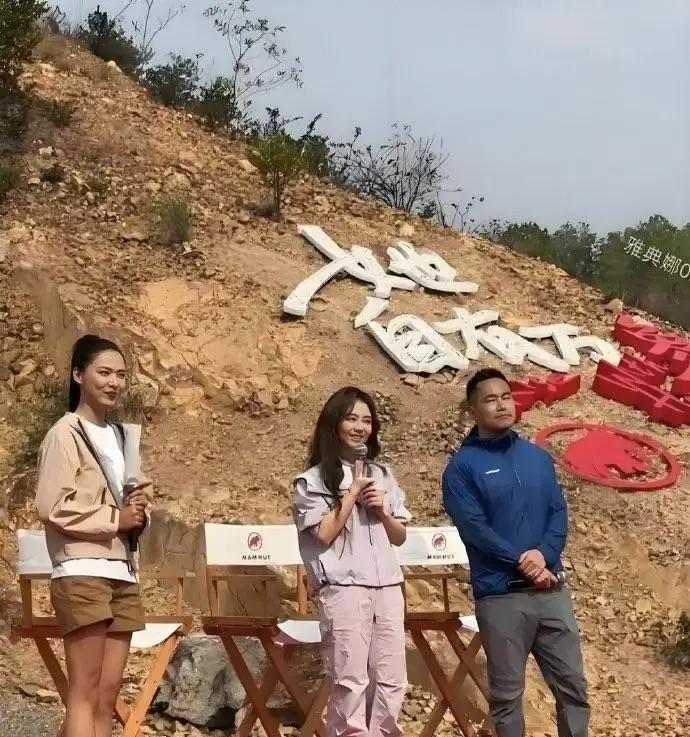 34岁的谭松韵被路人拍到生图，很多人第一反应居然是：怎么看着又干瘪又疲惫，一点明星架子都没有？
镜头拉近了看，脸上连厚粉都没扑，眼周的微青和疲态清清楚楚。
她就那么攥着一瓶矿泉水，缩在助理旁边低头核对流程，整个人单薄得像一张纸。
换作其他走甜美路线的女演员，大概率早就被各路营销号拉出来挑刺，发