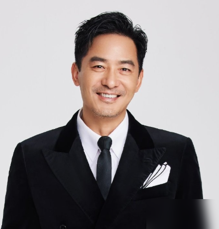 直播里程莉莎突然放下面子，反复说我错了，你别生气了。郭晓东就一句，你没有错的时候。
弹幕直接炸了。结婚18年，一个急性子，一个闷葫芦。程莉莎说郭晓东是她全部情绪的接收站。她吃饭不给面子，随便发脾气，他都接住。这边道着歉，那边还在录着披哥。
别人上综艺是翻红，他上综艺是被全网羡慕命好。不装，不端着
