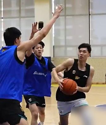 600万的队长不香了？宏远官方备战视频，核心竟然是年薪50万的徐杰。...