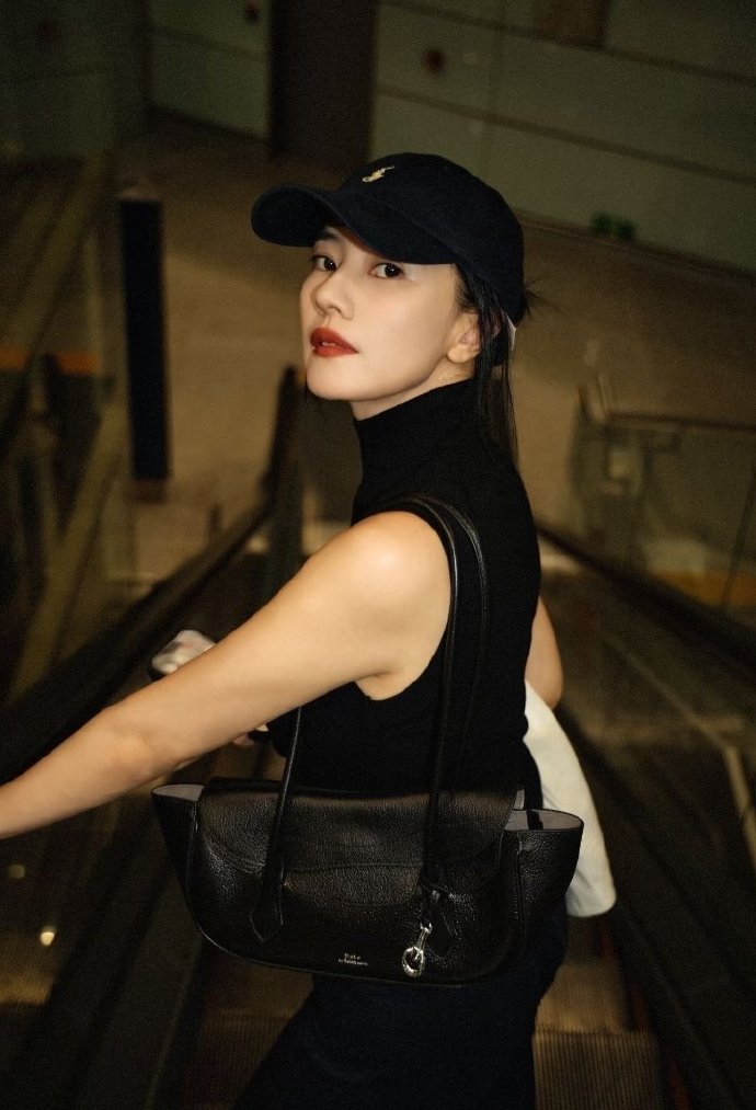 高圆圆谈婚后痛苦：光鲜豪门婚姻下，藏着无数女性的困局
 
高圆圆说在结婚后的几年是痛苦的
长久以来，高圆圆都是大众心中的国民女神。颜值出众、气质温婉，嫁给赵又廷后，更是被贴上“嫁入豪门、人生圆满”的标签。在外人眼中，她拥有完美婚姻、安稳生活，是妥妥的人生赢家。可最新访谈中，她坦然坦言，结婚生子后