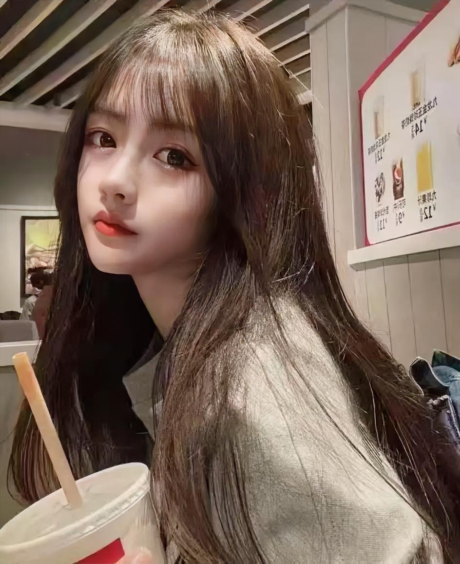 元气少女与奶茶堪称绝配！阳光正好，手捧一杯奶茶，拍一组清纯甜美的写真...