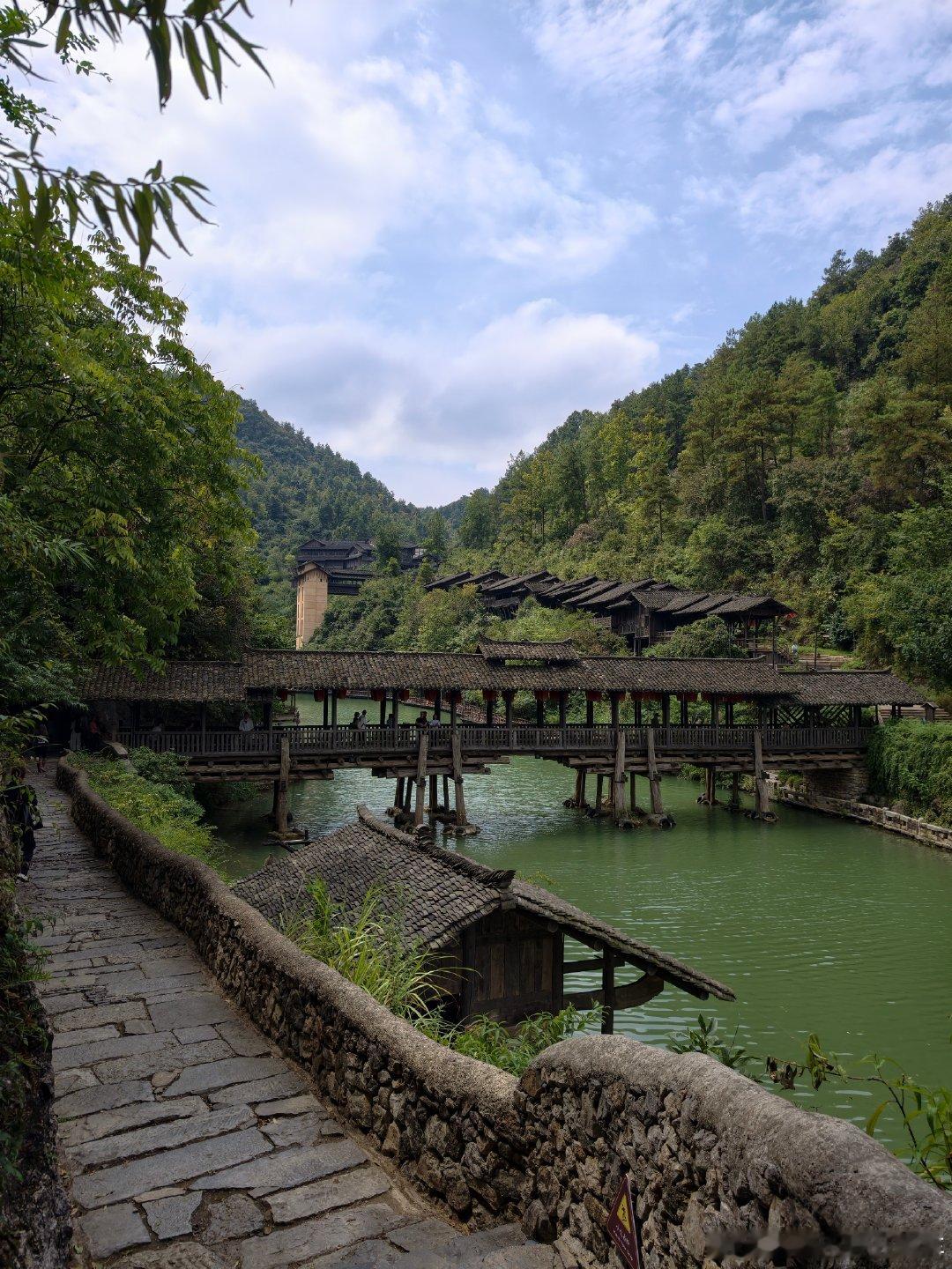 #全新长轴距GLE##梅赛德斯奔驰[超话]# 
今日份：坐。
奔驰做豪华，是天赋，不费力，刚好对味
最后拎走四瓶现场勾兑的“茅台”，
把“坐享其成”四个字，落实得明明白白🥃 ​