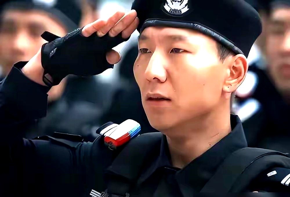 《重器》刚播时，弹幕里不少人吐槽蒋奇明是“资源咖”。

观众嫌他长得不像校草，单集戏份还多，以为他在正剧里乱加戏。

但随着案子推进，余高远这个角色的底色透出来了。

他把那种带点理工科思维的拧巴演得很对味。几个低头沉思的微动作，就把青年法官的挣扎交代清楚了。

剧里围绕他的女性角色也都点到为止，全