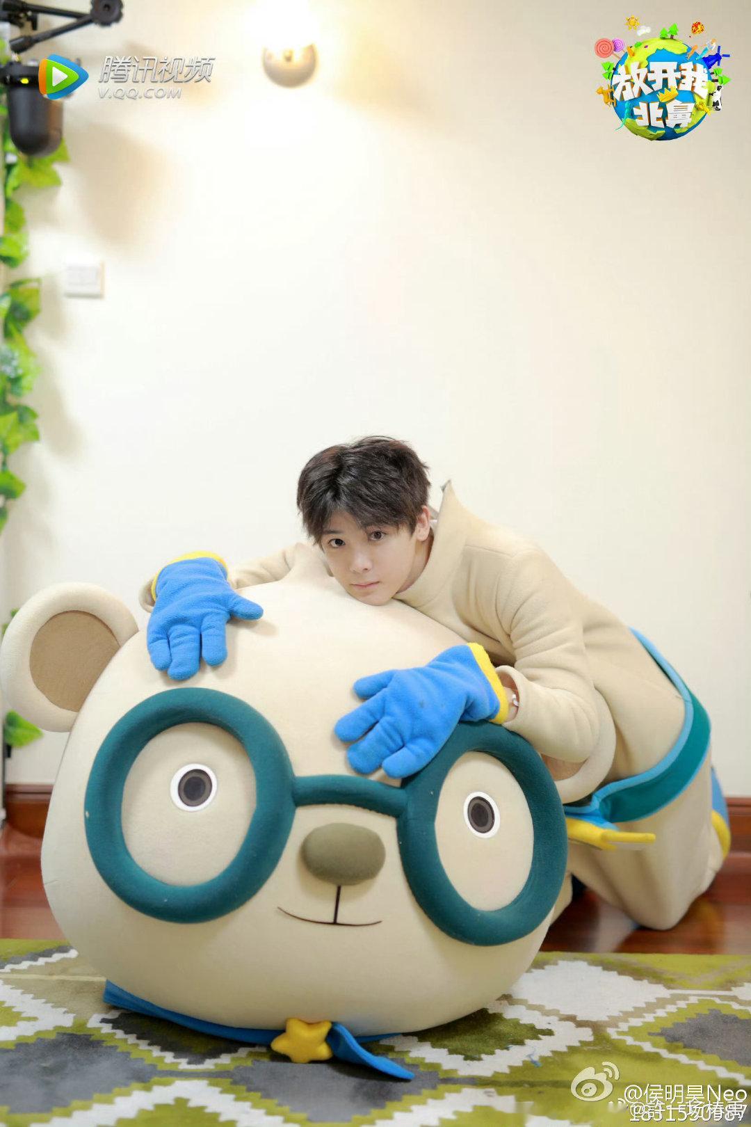 #侯明昊[超话]##侯明昊困得睁不开眼还在饭撒# 

早期好萌啊。。。！

​