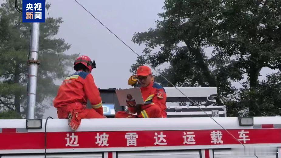【#救援队伍持续监测吉隆口岸堰塞湖#】9月1日，国家安全生产应急救援勘测队、国家隧道应急救援中交建重庆队、国家隧道应急救援中铁二局西藏队等3支国家安全生产应急救援队伍，携带边坡雷达、无人机、生命探测仪等专业装备，组成吉隆口岸堰塞湖联合监测组，持续在现场监测堰塞湖坝体、南岸滑坡体及堰塞 ​