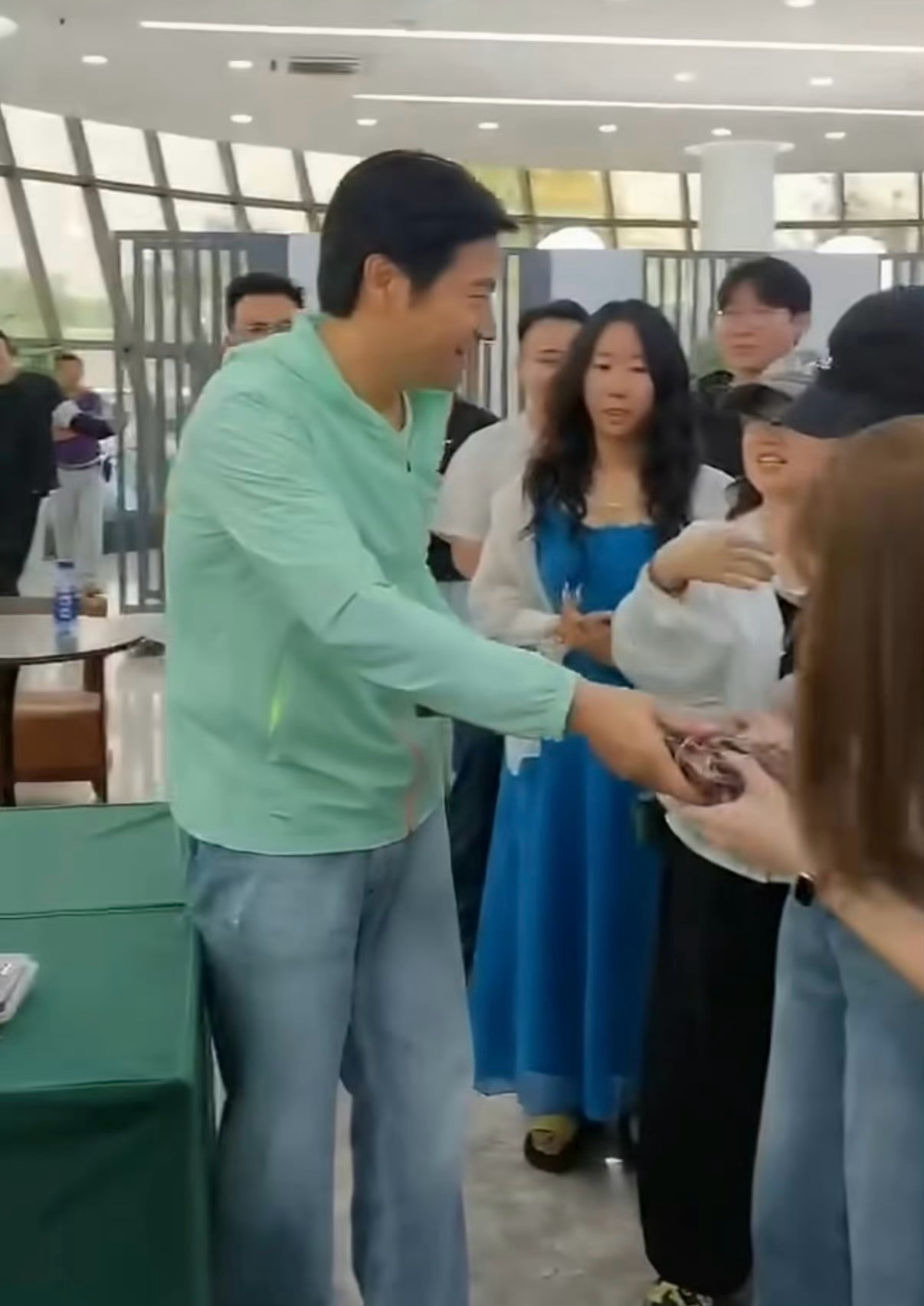暖心慰问一线研发团队却意外引发热议，直播耐心解释场地属性，封闭厂区不受...