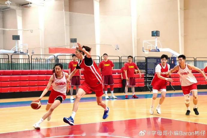中国女篮在世界杯上能走多远
中国女篮在本届世界杯能走多远，目前完全取决于小组赛收官战（对阵意大利）的结果。结合目前的球队现状与晋级规则，未来的走势大致可以分为以下几种情况：

1. 最优前景：力克意大利，保底八强
如果中国女篮能在末轮战胜意大利，大概率将以小组第二的身份出线。在随后的交叉附加赛中，球