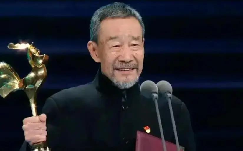1990年，导演请李雪健主演焦裕禄。不料，焦裕禄的妻子得知后，立马摆了摆手，连连说道：“不行不行！不能让他演我老公！”可是，导演却坚决不肯换人。

徐俊雅坐在自家旧沙发上，手指捏着衣角。她看着眼前这个白净微胖的演员，眉头始终没有松开。“太不像了。”她又说了一遍，声音不高，但很清晰。

李雪健往前倾了