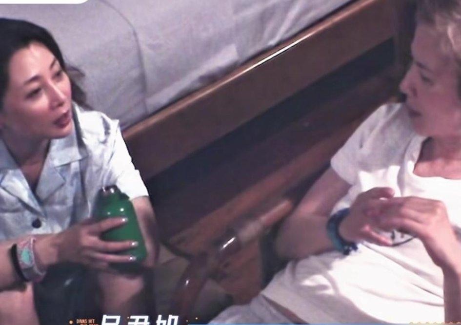 全网都在眼巴巴等着看中年女演员在真人秀里暗戳戳撕破脸，吴君如倒好，上来一记直球把营销号的算盘砸得稀烂。
在《花少2026》里，她当着镜头扭头就问殷桃：“听说咱俩不合？”
换做一般人早尴尬得抠出三室一厅了，殷桃当场整个人愣住，满脸写着问号：“啊？什么时候的事？”
这一幕真是把人看笑了。那些在网上