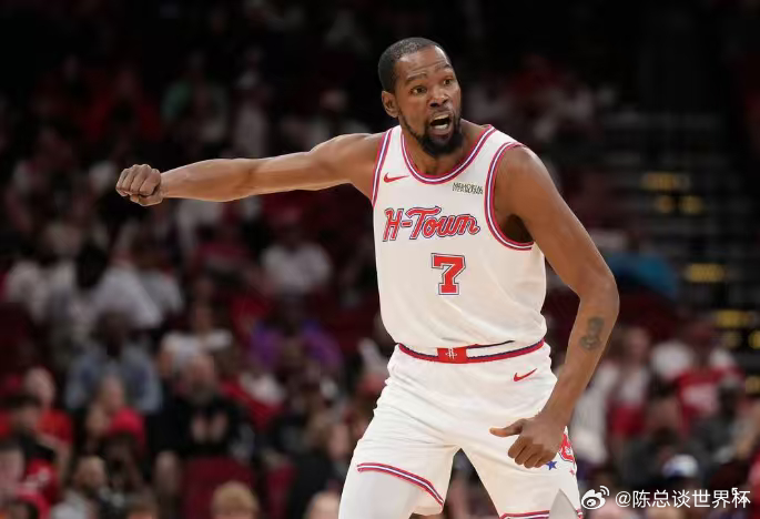 #nba# LeBron James加盟76人是今年夏天的最热门话题之一，而身为多年的老战友以及曾并肩作战的美国国家队队友，Kevin Durant相信James会帮助76人成为一支实力超强的劲旅。 James以2年800万美元合约加盟76人，加上76人先前从塞尔蒂克交易来 Jaylen Brown，加上原有的 Joel Embiid、Tyrese Maxey以及菜鸟 ​