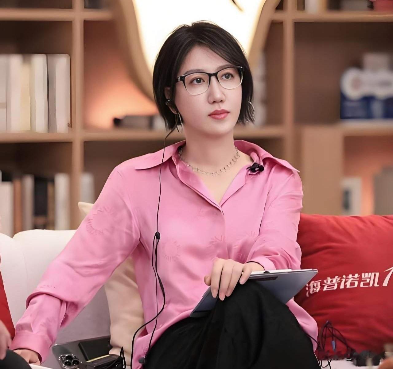 李雪琴问易立竞:“2001年这一批艺人，李亚鹏、巩俐、孙红雷、章子怡、刘烨、葛优、李冰冰、范伟、廖凡、陈坤，谁给你的印象最深？”

易立竞毫不犹豫就说:“肯定是李亚鹏。”

李雪琴好奇:“为什么？”

易立竞说:“我采写李亚鹏的专访，拿到了《南方周末》年度致敬。

这在当年是新闻行业含金量最高的奖项