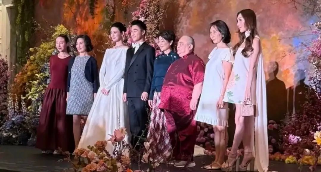 #何猷君奚梦瑶答谢宴家族合照曝光##曝何猷君奚梦瑶答谢宴家族合照#大房成员中只有何超雄出席，二房也不是所有成员出席，作为代表的只有何超琼以及何超凤，姐妹俩都是事业型女强人，也一直活跃在社交场上，尤其是何超琼，弟弟的喜宴当然要来捧场。至于二房的小女儿何超仪，目前在国外忙于电影宣传，所以 ​