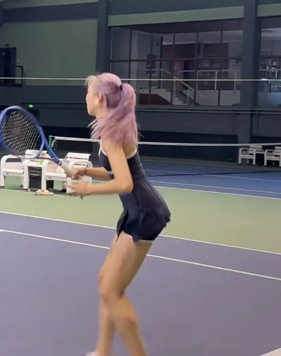 救命！现在打网球都这么卷了吗？   家人们谁懂啊！今天刷到个视频，我直...