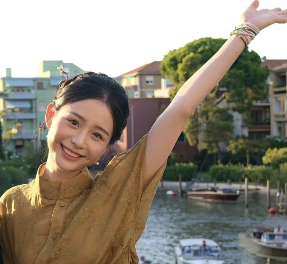 全网刷屏的“吾妻淑柔”居然登上央视秋晚了！
王晓慧就是大家一直玩梗喊的“吾妻淑柔”，原本就是个素人，之前还明确说过不想进演艺圈，这次能和爆火潮汕电影《给阿嬷的情书》里的搭档李思潼（南枝）一起登台，真的出乎所有网友意料。
这回她俩是搭档陈楚生合唱《月下煮茶》，说起来也太有缘分：19年前陈楚生一首《有没