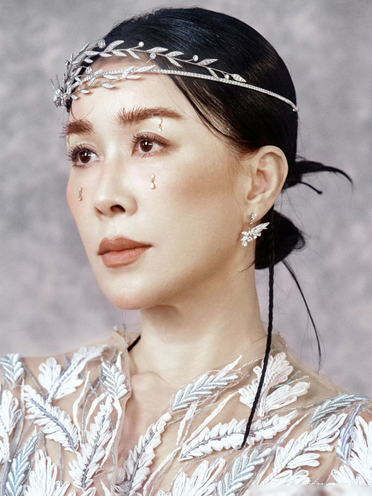 那英这状态，真不敢信她57了？
9月13日和张信哲合唱《悬崖》，一开口鸡皮疙瘩炸起来。
8月31日音乐节唱《默》，现场直接被夸火力全开。
粉丝还玩起正式确诊那英，模仿她率真劲儿的梗到处传。
岁月从不亏待不划水的人，这就是实力派的底气。