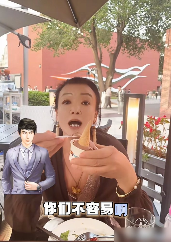 都以为张兰这暴脾气没人受得了，新儿媳马筱梅却在直播间甩出狠话：谁再造谣婆媳不和，我就把每天聊天的录音放出来！
张兰发文摊牌了，说自己闲不住，孙子给亲家母带挺好，她得留在直播间搞钱。
这对婆媳的相处，确实刷新了剧本。张兰不指手画脚，转头带着马筱梅见蔡国庆、韦唯，手把手喂资源。
马筱梅也通透，婆婆