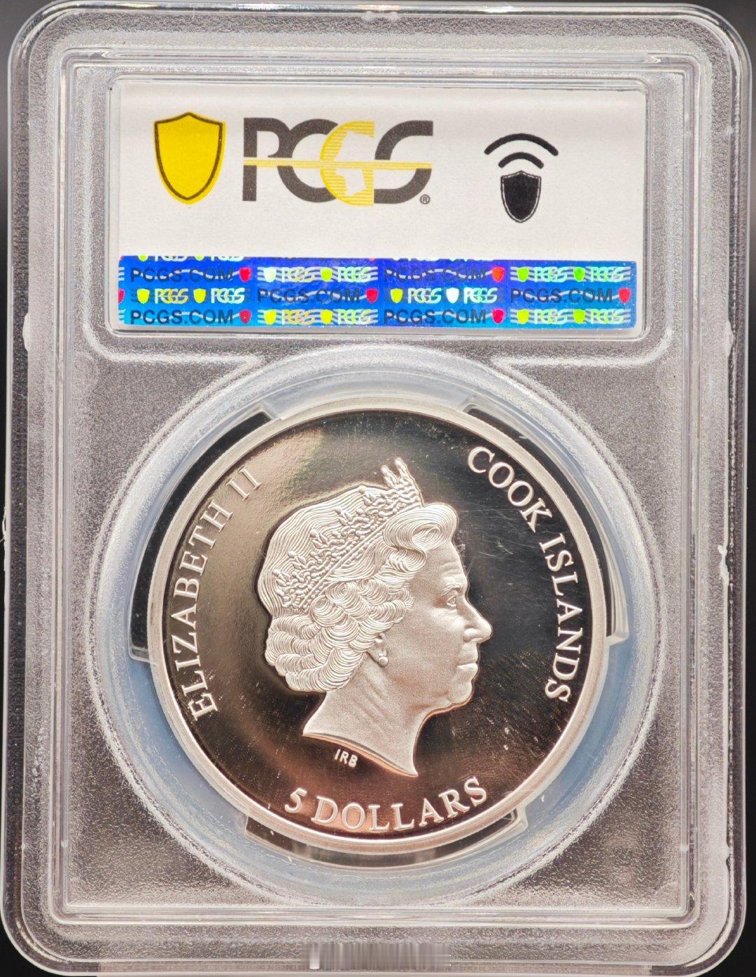 PCGS-PR70库克2022年“Aba Panu”陨石1盎司银币，首日标，白银纯度：99.99%，重量：31.1g（1盎司），面值：5库克元，该币最具特色之处在于硬币中心区域嵌入了一块真实的Aba Panu陨石碎片。 ​