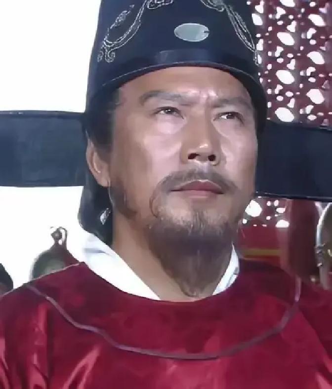1380年，朱元璋下令处死丞相胡惟庸。胡惟庸被押到朱元璋面前时，对着他破口大骂：“朱和尚，你这是卸磨杀驴！我没有谋反！”朱元璋听完，直接拍案而起：“我不光要诛你三族，还要诛你的九族！”胡惟庸吓得当场晕了过去。
 
牢里的霉味钻进鼻子，胡惟庸咳了两声，睁开眼。墙高，只有头顶窄窗透点灰光。他动了动，镣铐