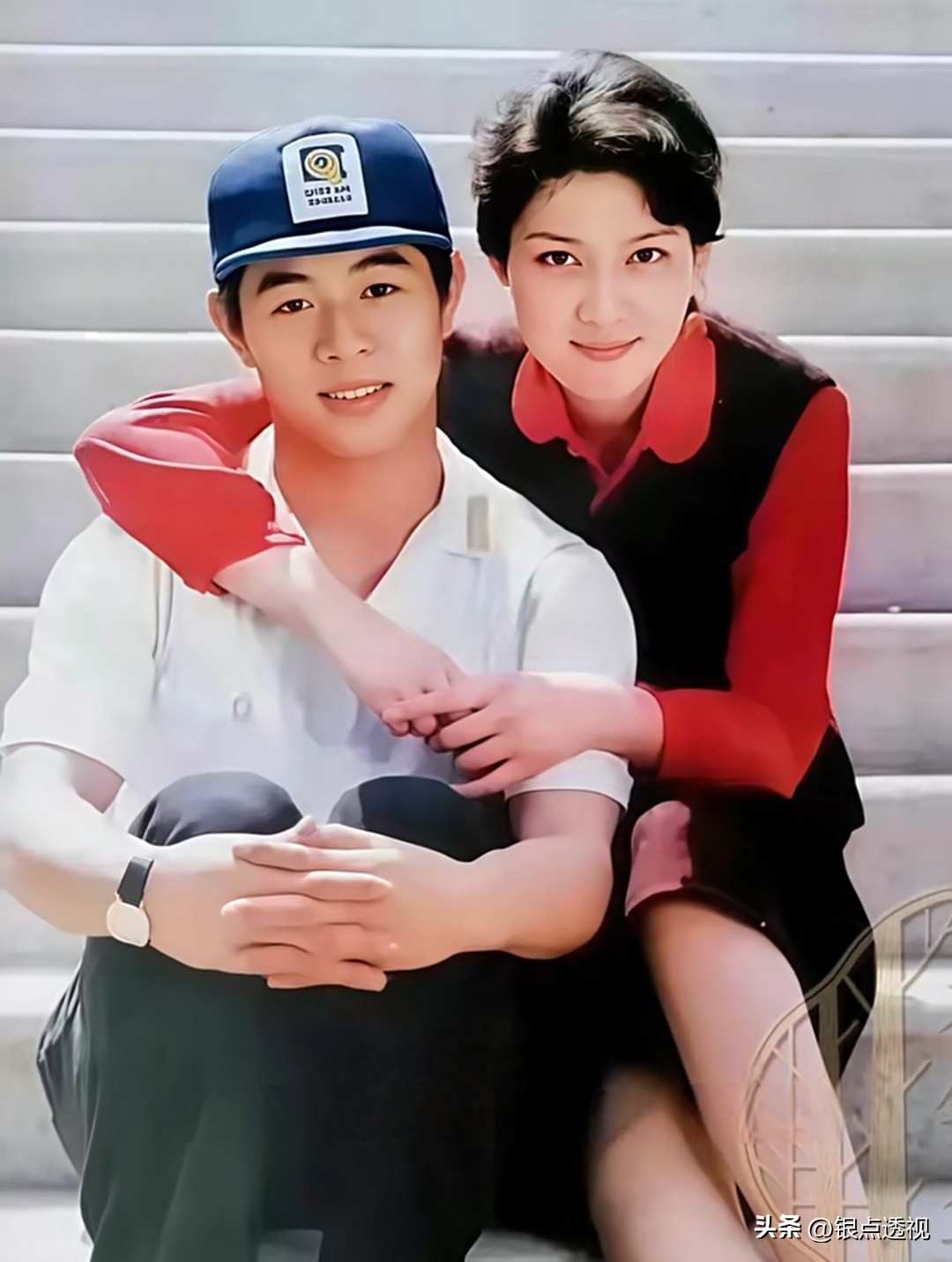 李连杰和潘虹还真是俊男靓女呀！
1983年，在长春电影制片厂，20岁的李连杰与29岁的潘虹，留下了这张经典合影。那时候，李连杰凭借《少林寺》火遍全国，可谓春风得意；潘虹则靠《人到中年》，斩获金鸡奖影后，两人均是风华正茂，意气风发，演技那是相当精湛！晚年李连杰
