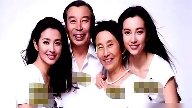 五十多岁的李冰冰和妹妹李雪同框，腰背线条比很多三十岁的人还紧。

7月巴黎高定，李冰冰和凯特·布兰切特、裴淳华同排看秀。8月送别施南生，她直接素颜黑衣露面。

这分寸感背后，全靠妹妹李雪常年操盘。从华谊时期到单干，妹妹在幕后运筹，姐姐在台前死磕。李冰冰几十年如一日吃水泡菜、练普拉提，硬是把同行熬绝望