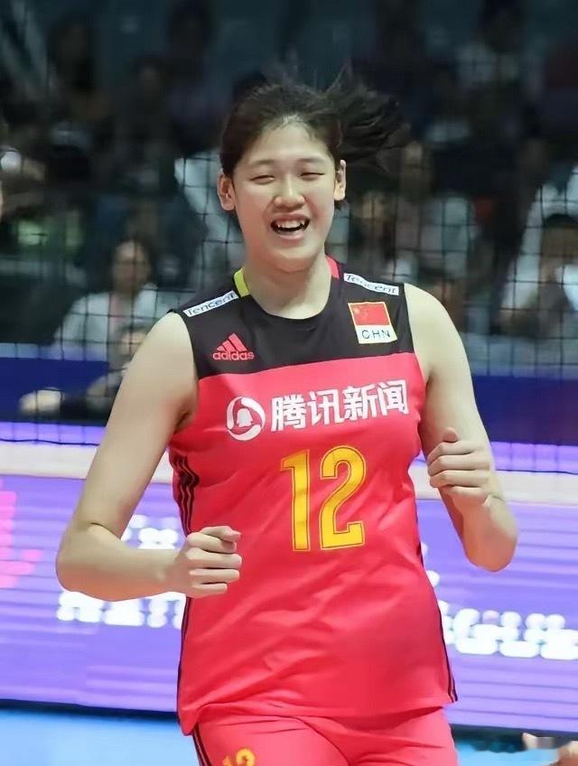 有！中国女排的天才，当属李盈莹！
​​中国女排从不缺拼搏健儿，而李盈莹就是实打实的中国女排天才球员！
​李盈莹左手进攻极具杀伤力，年少成名，国内女排联赛里轰出高分纪录，无人能打破。
​​从强力主攻慢慢打磨一传与防守，技术越来越全面。赛场上逆境敢扛，关键时刻挺身而出，如今已是女排核心 ​