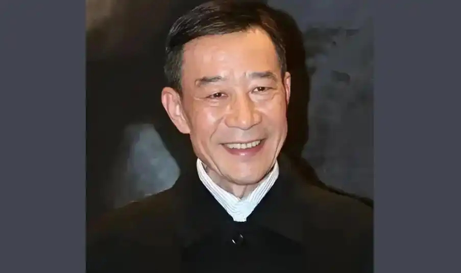 【抗癌26年，双耳失聪的老戏骨如何继续“听”对手说戏？】

近日，李雪健妻子于海丹透露，这位国家话剧院一级演员的双耳已完全听不见，助听器彻底失效。这源于2000年他确诊鼻咽癌后，放疗射线在杀死癌细胞的同时，不可逆地损伤了听觉神经与声带。如今日常交流，他依靠语音转写器或手机应用。

令人惊叹 ​