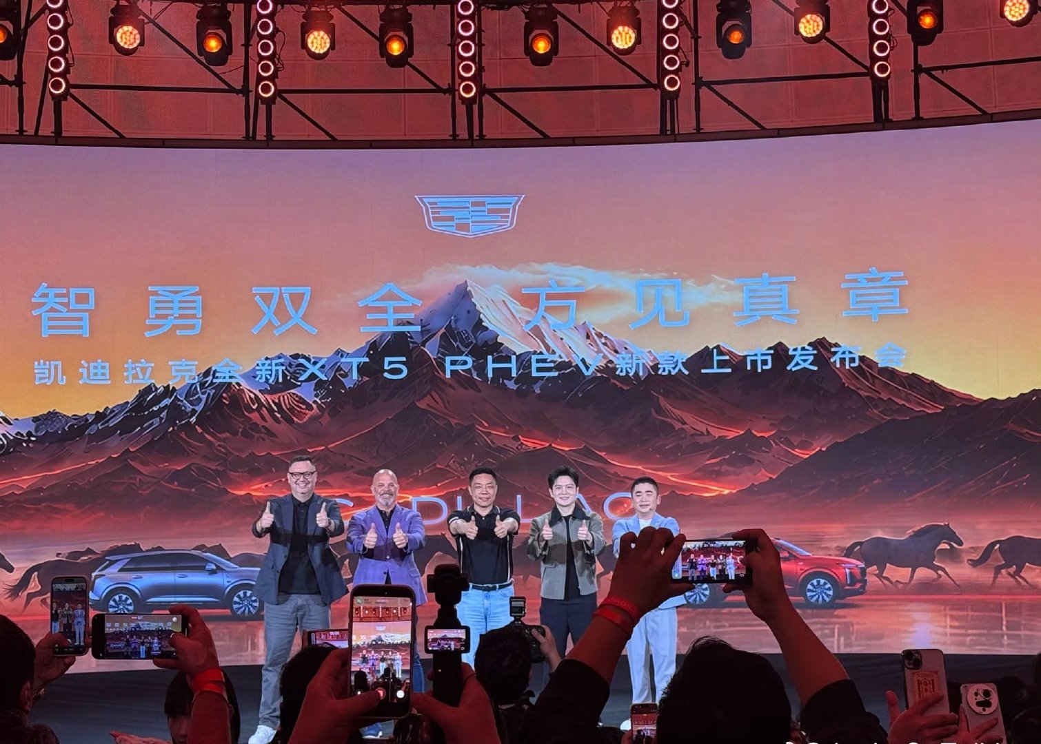 凯迪拉克XT5 PHEV终于揭开谜底！新增L2级非Momenta版本，核心配置保持不变，起售价直接下探至23.99万元，入手门槛更低了。

还有，原来樊振东这么白的吗？原相机直出都白到发光了，之前真没注意到，这肤色也太抢镜了！#凯迪拉克# ​