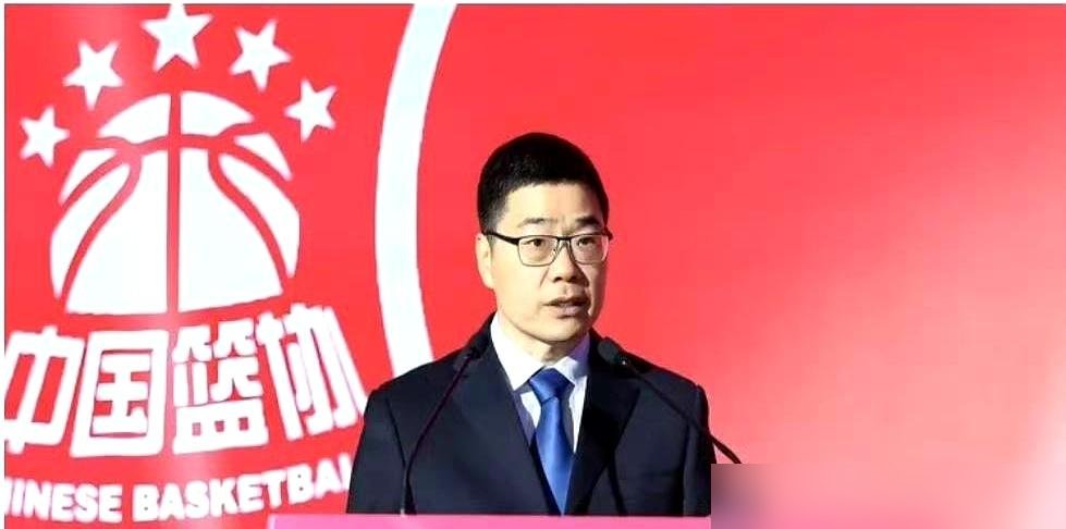 杨毅这回直接撕开说了。
中国男篮选人，郭士强一个人拍板，篮协根本没插手。但输球之后，锅全扣教练头上。赢球是领导英明，输球是教练无能，这套权责体系他直接点破：不健康。
更扎心的是那句，郭士强帅位为什么稳？不是他多厉害，是根本没人愿意接。全职加背锅，谁上谁傻。国内教练断层不是一天两天了，乔尔杰维奇在