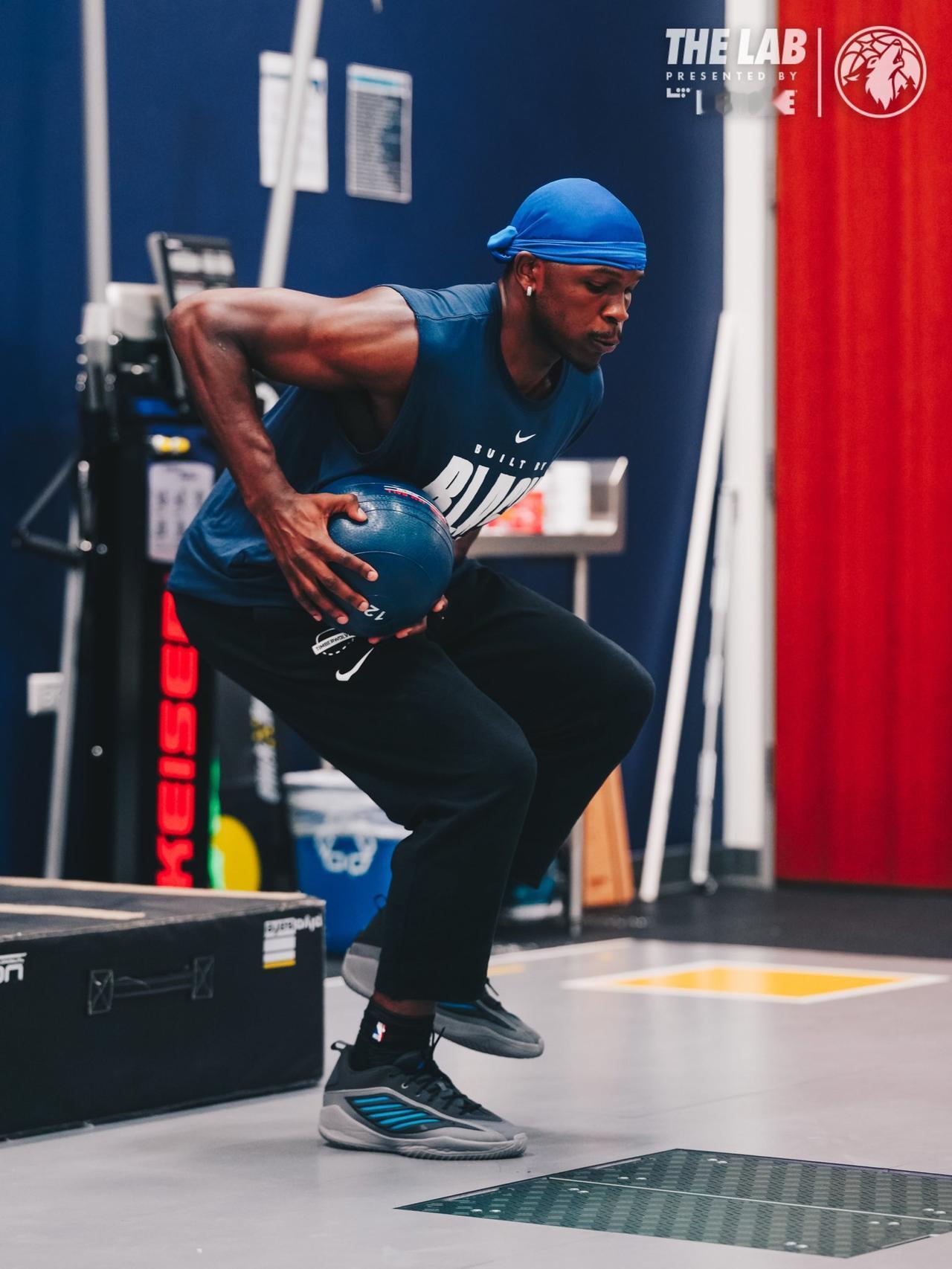 本·西蒙斯又上班了，1年350万，保障的只有100万。
剩下那250万想拿？必须进国王揭幕战的大名单，说白了，随时可能被裁。
当年状元出身，顶薪拿着，球队当宝供着。如今一份非保障合同，得跟底薪球员抢位置。
再看看马克西，同一年进的联盟，在76人熬了6年，上赛季场均28.3分6.6助攻，全明星加