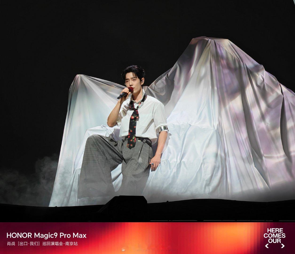 第一波图片来到#荣耀Magic9舞台神器##肖战talking官摄##山东荣耀magic9# ​