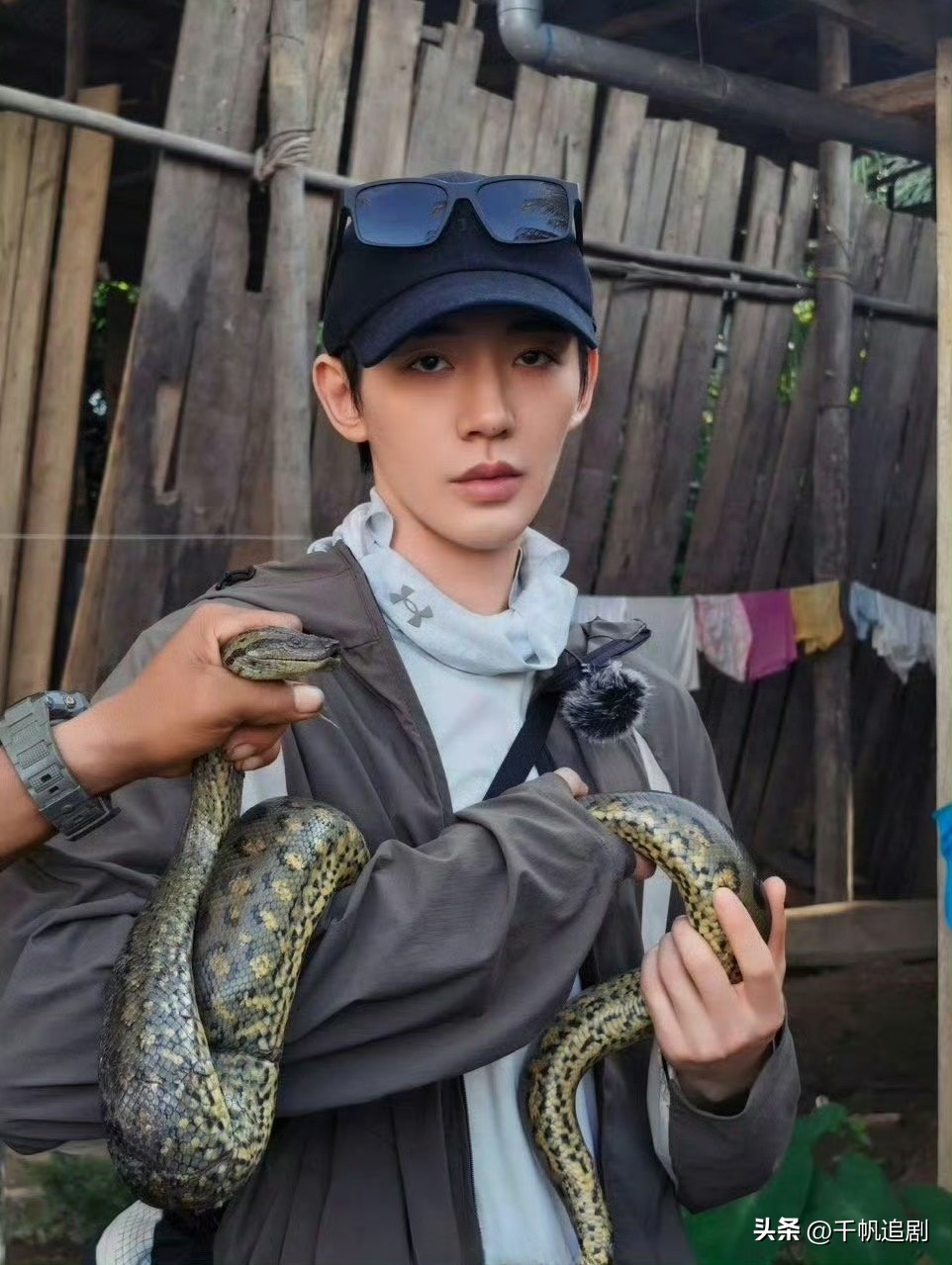 邓为｜蛇塑本人和真蛇梦幻会晤🐍
 
谁懂啊！内娱公认的蛇塑天花板邓为，居然在花少8完成了超绝的蛇蛇双向会晤！
 
之前大家一直说邓为是天生蛇系颜值，清冷疏离的眉眼、温润又带点疏离的气质，完美适配所有蛇系人设，妥妥内娱蛇塑第一人。本以为只是氛围感贴合，没想到他直接硬核联动真蛇，真的太