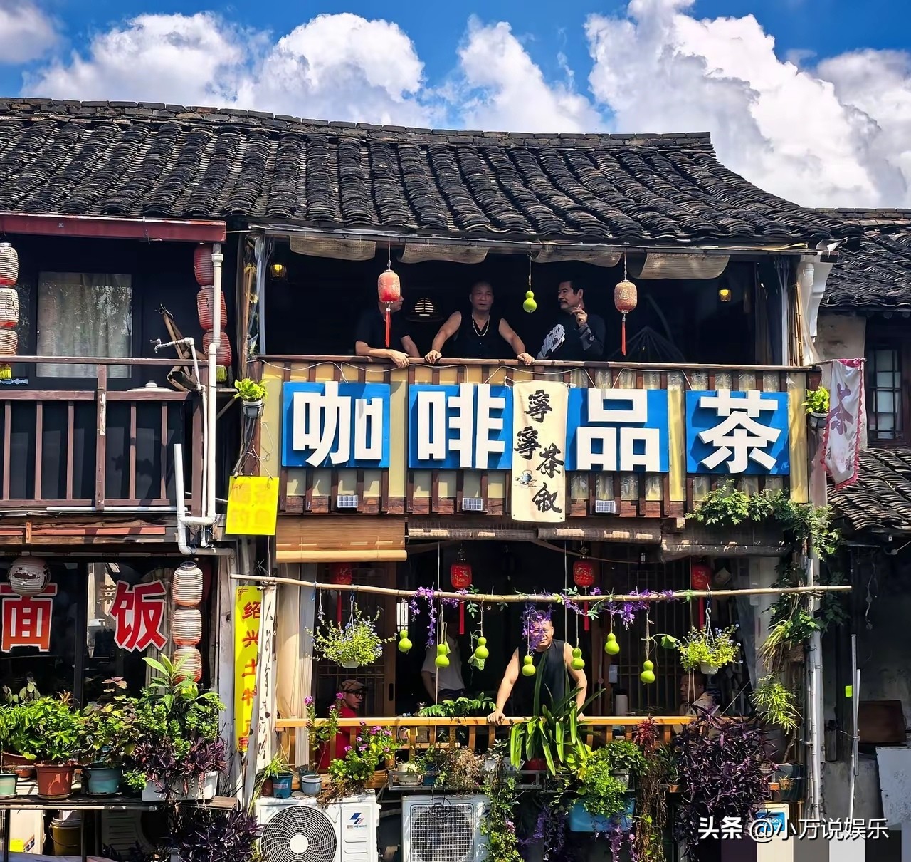 爷爷刚剪了葫芦，隔壁的咖啡馆就挂了七个假葫芦，几个壮汉扮成葫芦娃NPC，卖力吆喝着。

钱是人性的照妖镜，有些人流量来了不接，是因为淡泊名利，有些人没有流量硬蹭。

比如那些cos蛇妖的网红，半夜对着爷爷家窗户直播的人，还有隔壁咖啡馆，这几天客流量是平时的三倍，没有葫芦硬要挂假葫芦，接住葫芦娃下沉市