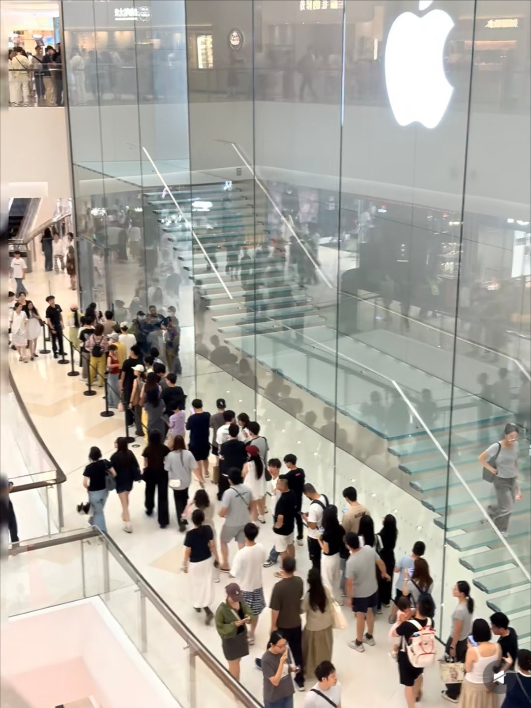 iPhone 18 Pro红色的大卖，我觉得还是因为这个颜色是18系专属，能跟老款iPhone区别开。新款iPhone拿在手里，酒红色让人看一眼就知道是18。
这是苹果公司营销的高明之处，拿捏人性的虚荣心，太精准了。
大家说，哥分析的对吧？
#iPhone18Pro勃艮第酒红色卖爆了# ​