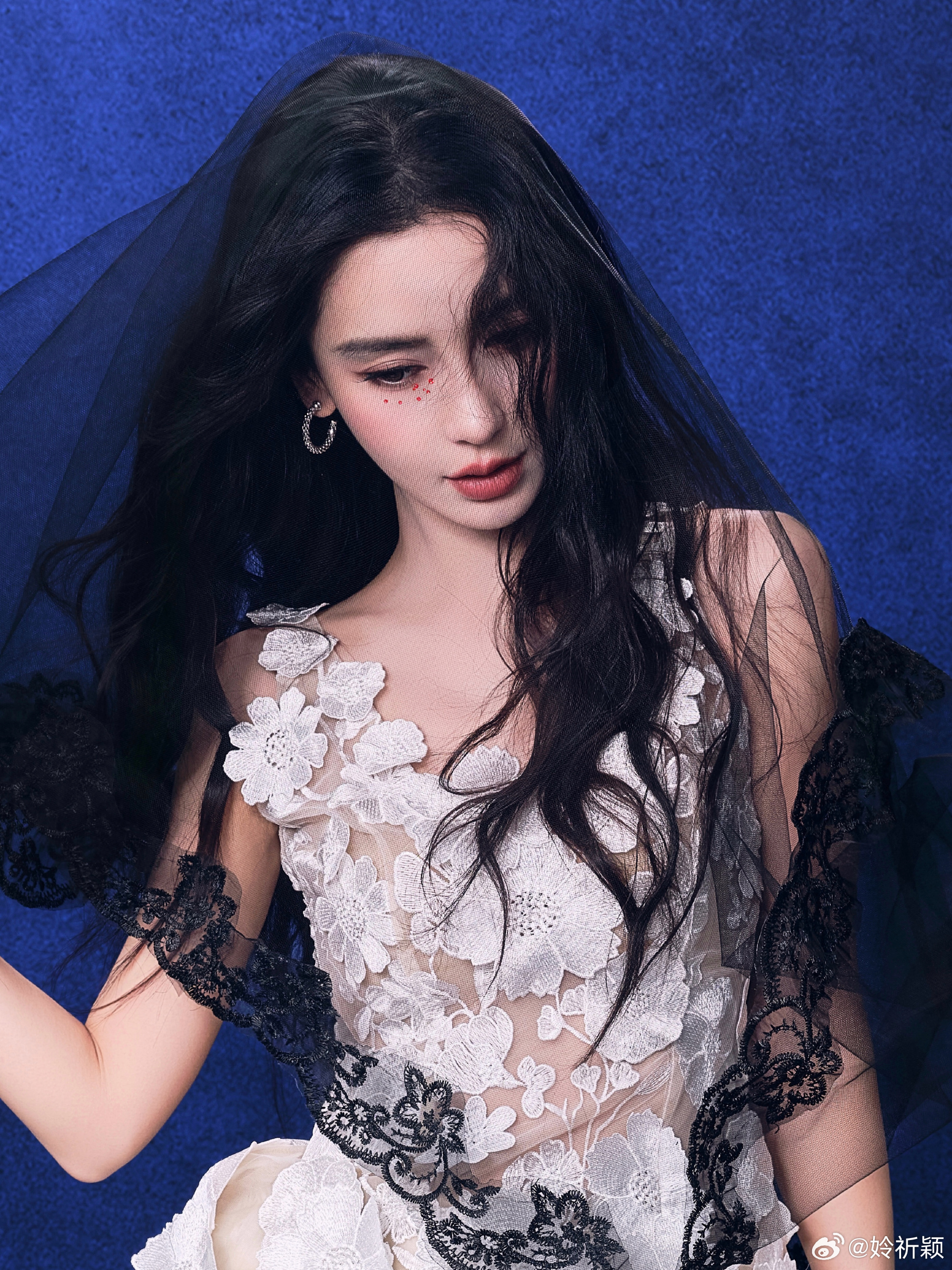 #angelababy[超话]# yy#angelababy# 

‘＂爱是严冬里的一片炽热，就像我爱你.＂𝓛𝓸𝓿𝓮 𝓲𝓼 𝓪 𝓫𝓵𝓪𝔃𝓲𝓷𝓰 𝓱𝓮𝓪𝓽 𝓲𝓷 𝓽𝓱𝓮 𝓼𝓮𝓿𝓮𝓻𝓮 𝔀𝓲𝓷𝓽𝓮𝓻, 𝓳𝓾𝓼𝓽 𝓪𝓼 𝓘 𝓵𝓸𝓿𝓮 𝔂? ​