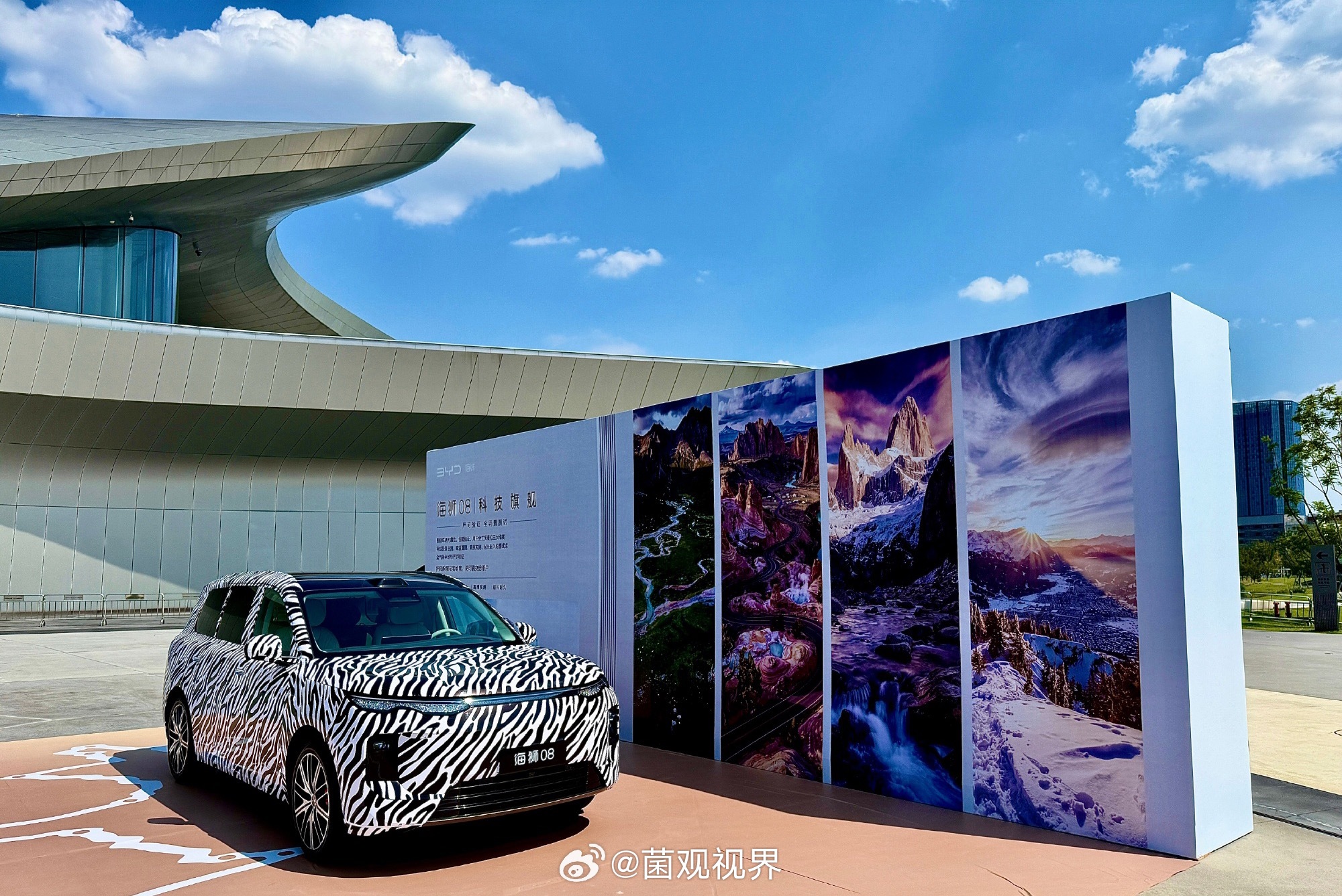 刚从成都科幻馆发布会出来，海狮08这波，是真不给25万级SUV留活路。

海洋网旗舰收官之作，22.99万-27.99万正式上市。最炸的是全系标配双腔空悬、后轮转向、激光雷达——这三样，以前全是30万+豪车的专属配置。

5米1车身，5/6座任选，二排零重力座椅+车载冰箱，舒适拉满；纯电续航900km，插混综合1650 ​