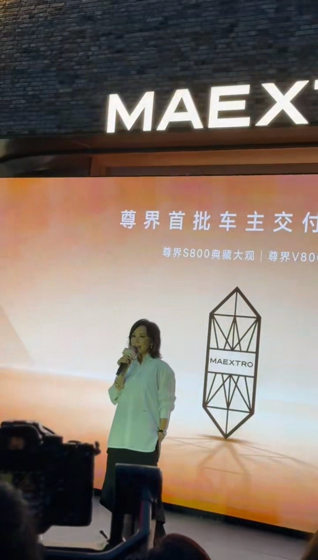 陈赫跟贾乃亮、刘嘉玲在仪式现场热聊，余承东穿梭其间，像个攒局的人，把娱乐圈和实业圈捏到了一起。这场交付，比任何广告都有说服力。#余承东与一众大咖碰面畅聊##余承东上海交付新车# ​