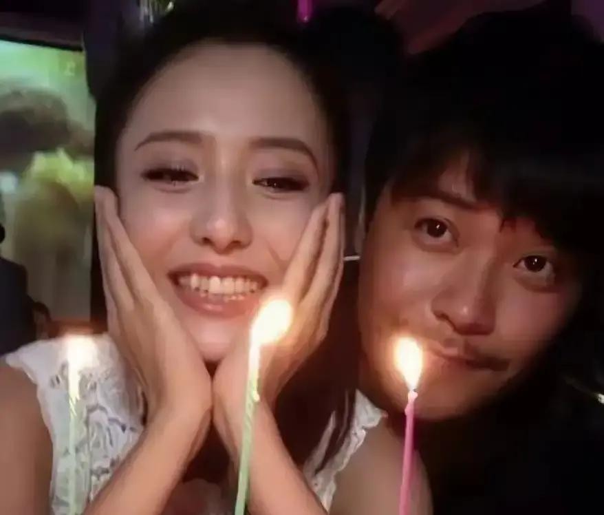 这两天圈子里传出一组照片，陈思诚和佟丽娅带着儿子在外面吃饭散步，一家三口有说有笑，旁人看着还以为是哪对恩爱夫妻在过周末

谁能想到，这俩人早在三年前就把离婚证领了

很多人离婚后都是老死不相往来，能不见面就不见面，可到了陈思诚这里，画风完全不一样

这就不得不提他给广大男同胞上的一堂现实课：婚姻走到