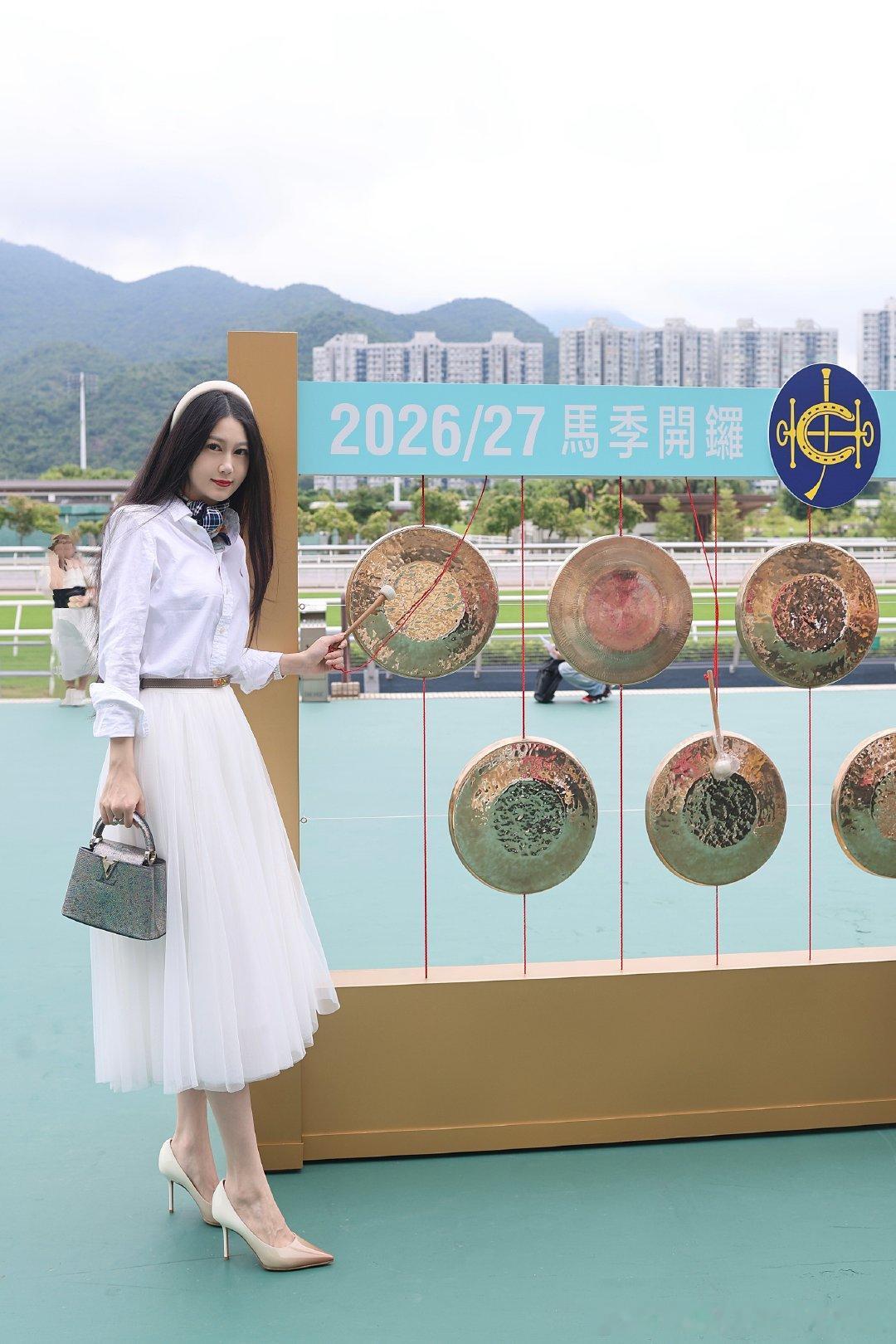 速度、毅力、荣耀全都浓缩在短短几分钟赛事里。郭富城现身马场， 现场气氛超好的👏
来香港的宝子一定要现场感受一下[吹风车] ​