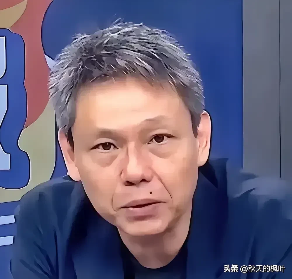 时事评论员谢寒冰说：请教一下，我们在台海这边，台军是守势作战，到底想打什么，打对岸大陆的，弹药库节点么，他现在把弹药库全部都分散，让你不容易打到他，打到损害也低，他进行强大电战干扰，我们买“海马斯”火箭弹，一个在战场上被证实，效能越来越低的东西，我们买这么多，到底打算要干什么，我们准备要跟对岸，用火