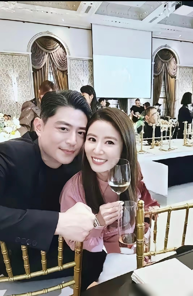 霍建华往林心如身上泼红酒，全网居然在夸他俩。
就特不理解，这事搁别人家早炸了。
林心如自己上综艺说的，霍建华不小心把红酒洒她一身，名牌包、衣服全染红。她没翻脸，转头继续聊。
早年这俩人结婚，被骂得那叫一个惨。什么被迫、什么不般配，唱衰声没停过。
结果几年过去，人家不秀恩爱，各花各的钱，聚少离